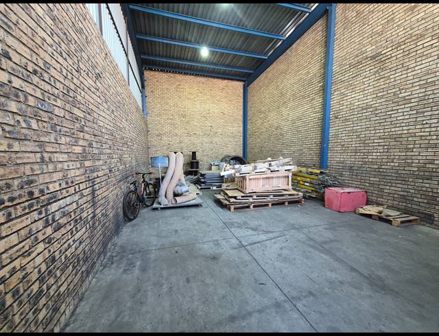 90M² WAREHOUSE TO LET IN TULISA PARK